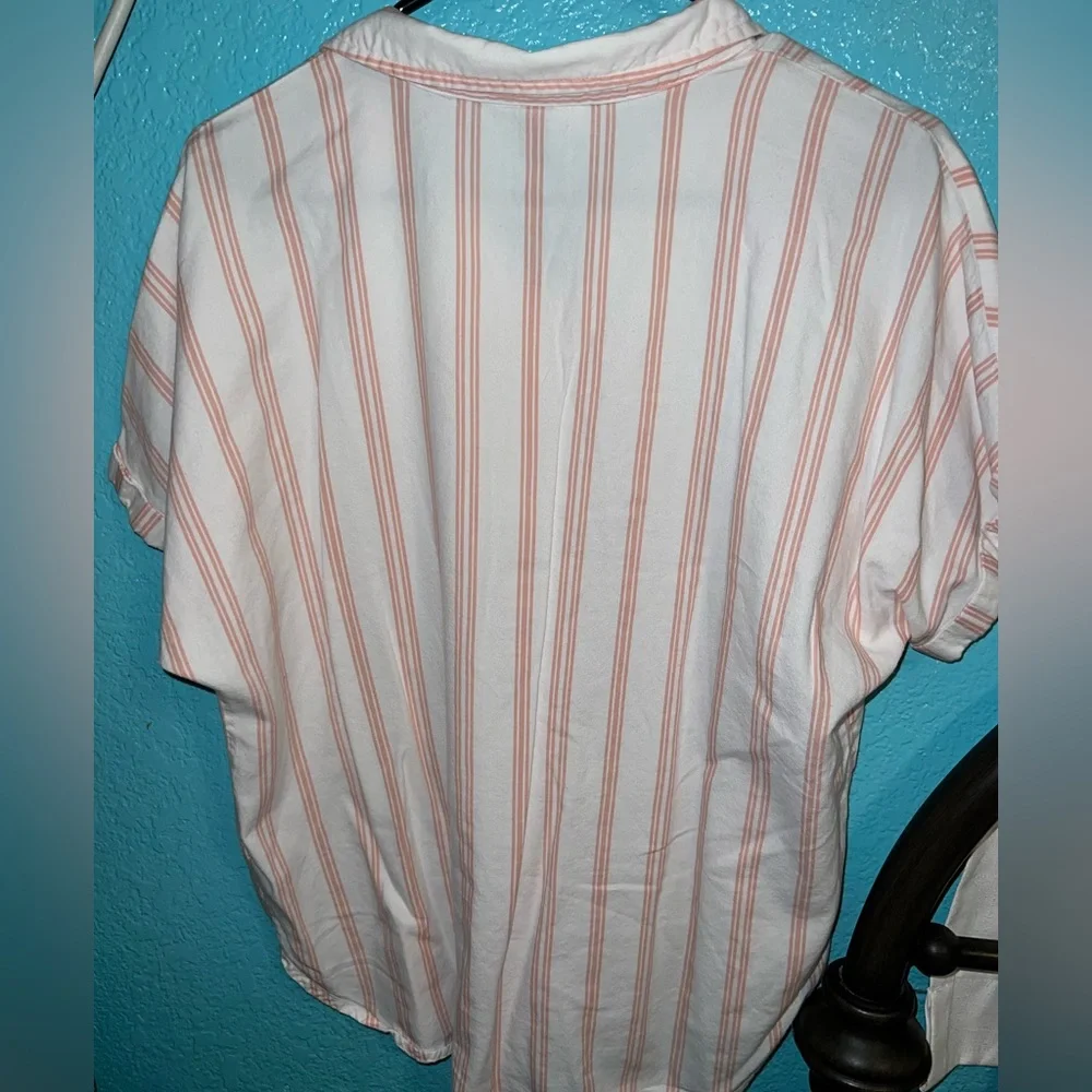 Universal Thread Linen Button Up - Picture 2 of 3